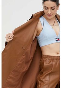 adidas Originals płaszcz damski kolor brązowy przejściowy. Kolor: brązowy. Materiał: materiał. Długość rękawa: raglanowy rękaw. Styl: klasyczny #3