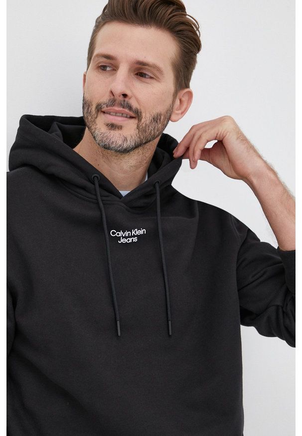 Calvin Klein Jeans bluza męska kolor czarny z kapturem z nadrukiem. Okazja: na co dzień. Typ kołnierza: kaptur. Kolor: czarny. Wzór: nadruk. Styl: casual