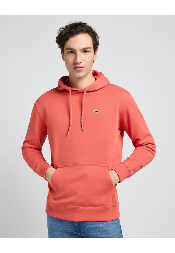 Lee - MĘSKA BLUZA Z KAPTUREM LEE PLAIN HOODIE POPPY 112353275. Typ kołnierza: kaptur