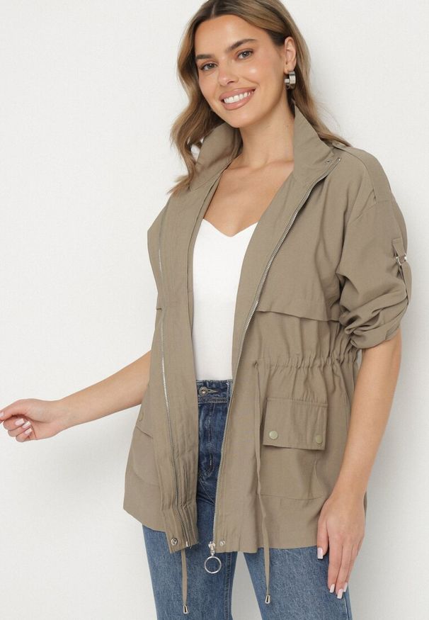 Born2be - Beżowa Kurtka Parka z Bawełną Ściągana w Pasie Troczkiem Zapinana na Napy Velethra. Okazja: na co dzień. Kolor: beżowy. Materiał: bawełna. Styl: casual