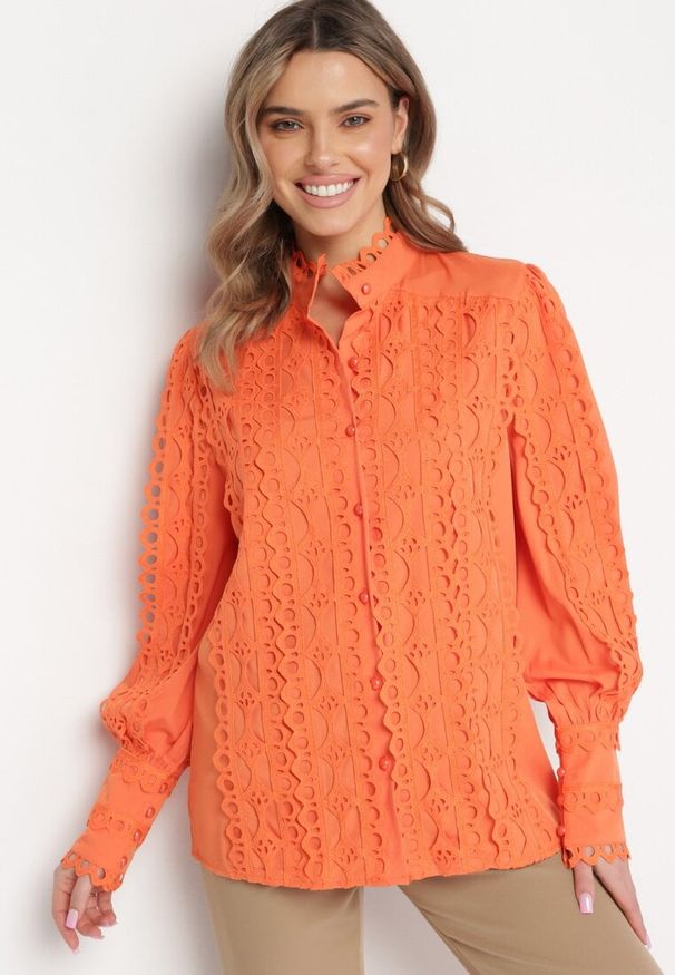 Born2be - Pomarańczowa Koszula Ażurowa ze Stójką Arnot. Typ kołnierza: kołnierzyk stójkowy. Kolor: pomarańczowy. Materiał: koronka. Długość: długie. Wzór: ażurowy. Styl: vintage