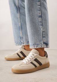 Renee - Beżowo-Brązowe Sneakersy Typu Tenisówki Ozdobione Paskami po Bokach Fefia. Okazja: na co dzień. Zapięcie: pasek. Kolor: beżowy. Materiał: jeans. Wzór: aplikacja. Sezon: wiosna #8