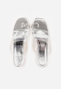 Born2be - Srebrne Klapki na Słupku z Transparentnym Paskiem i Obcasem Ryrnell. Okazja: na co dzień. Kolor: srebrny. Materiał: jeans, materiał. Obcas: na obcasie. Styl: casual, elegancki, klasyczny. Wysokość obcasa: średni #8