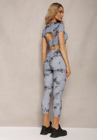 Renee - Szary Komplet Sportowy z Printem Tie-Dye z Koszulą Cropped i Legginsami Davenia. Kolor: szary. Wzór: nadruk
