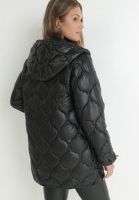 Born2be - Czarna Kurtka z Geometrycznym Pikowaniem i Kapturem Cala. Okazja: na co dzień. Kolor: czarny. Materiał: tkanina. Długość rękawa: długi rękaw. Długość: długie. Wzór: geometria. Styl: casual #2