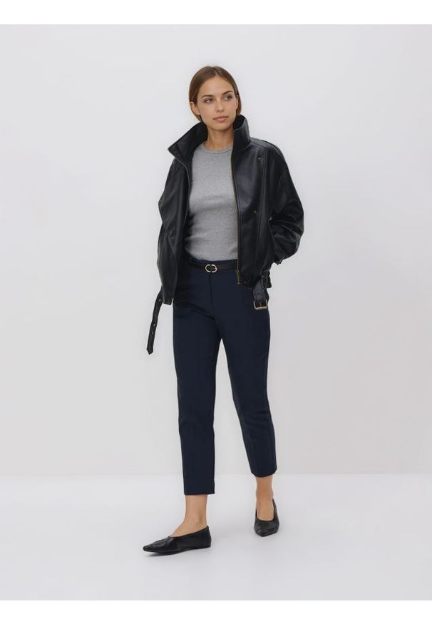 Reserved - Spodnie cygaretki z paskiem - granatowy. Kolor: niebieski. Materiał: tkanina, bawełna