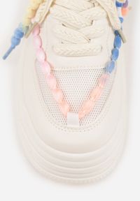 Renee - Beżowe Sneakersy na Platformie z Koralikami Amovanna. Okazja: na co dzień. Kolor: beżowy. Materiał: jeans. Wzór: aplikacja. Obcas: na platformie #4