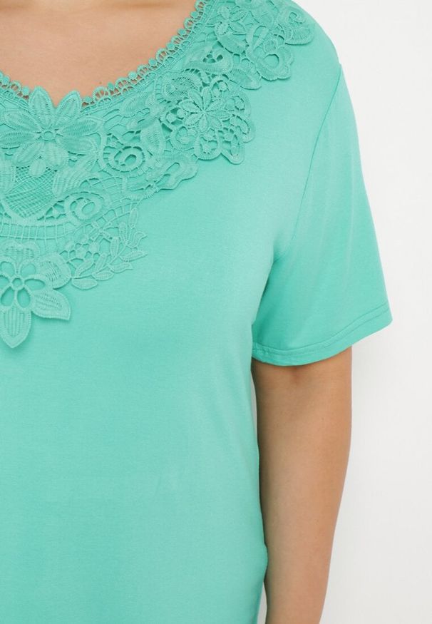 Born2be - Zielony Klasyczny T-shirt z Koronką przy Dekolcie Fioma. Okazja: na spotkanie biznesowe. Kolor: zielony. Materiał: koronka. Wzór: koronka. Styl: klasyczny