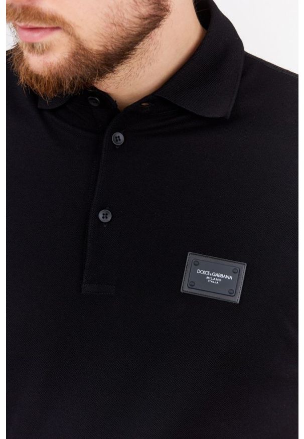 Dolce and Gabbana - DOLCE & GABBANA Czarna koszulka polo z aplikacją z logo. Typ kołnierza: polo. Kolor: czarny. Materiał: prążkowany. Długość rękawa: krótki rękaw. Wzór: aplikacja