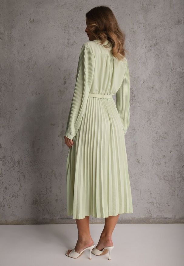 Renee - Zielona Koszulowa Sukienka z Plisowanymi Zdobieniami i Paskiem z Klamrą Efrivelle. Okazja: na co dzień. Kolor: zielony. Długość rękawa: długi rękaw. Wzór: aplikacja. Typ sukienki: koszulowe. Styl: casual, elegancki, klasyczny