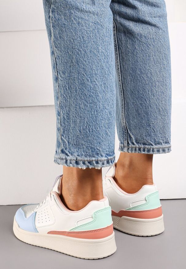 Renee - Niebiesko-Białe Sznurowane Sneakersy z Ekoskóry na Grubej Podeszwie z Ozdobnymi Łatkami Anaviria. Kolor: biały, niebieski. Materiał: jeans