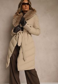 Renee - Beżowa Pikowana Kurtka o Eleganckim Kroju z Futerkiem i Wiązanym Paskiem Galinessa. Kolor: beżowy. Materiał: futro. Sezon: zima. Styl: elegancki