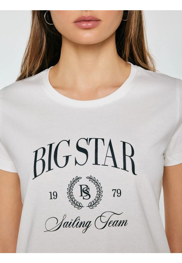 Big-Star - Koszulka damska z kontrastowym nadrukiem biała Ratta 100. Okazja: na co dzień. Kolor: biały. Materiał: dzianina, materiał, jeans. Wzór: nadruk. Styl: casual, elegancki