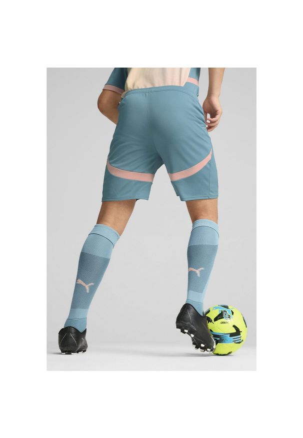 Puma - Krótki Manchester City 2024/25. Kolor: wielokolorowy, różowy, niebieski. Długość: krótkie. Sport: piłka nożna