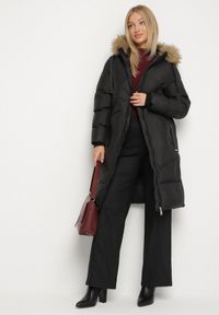 Born2be - Czarna Pikowana Kurtka z Kapturem z Futrem i Ozdobnymi Taśmami Lendria. Okazja: na spacer. Typ kołnierza: kaptur. Kolor: czarny. Materiał: futro #3