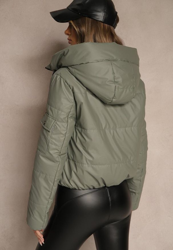 Renee - Zielona Klasyczna Kurtka z Pikowanymi Przeszyciami i Kapturem Tuliena. Okazja: na spacer. Kolor: zielony. Materiał: jeans. Styl: klasyczny