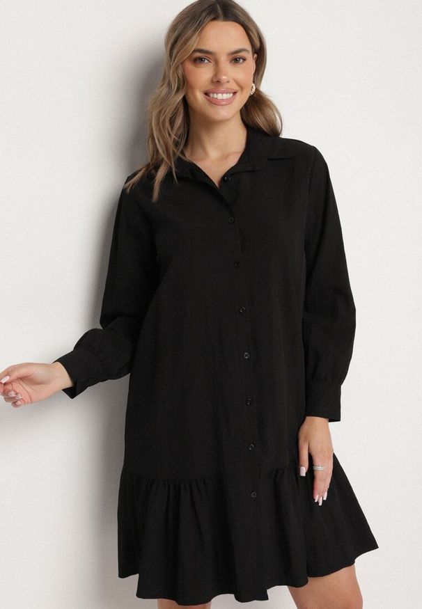 Born2be - Czarna Sukienka z Wiskozą o Koszulowym Kroju z Falbanką Penzedi. Okazja: na co dzień. Typ kołnierza: kołnierzyk klasyczny. Kolor: czarny. Materiał: wiskoza. Długość rękawa: długi rękaw. Typ sukienki: koszulowe. Styl: klasyczny, casual, elegancki