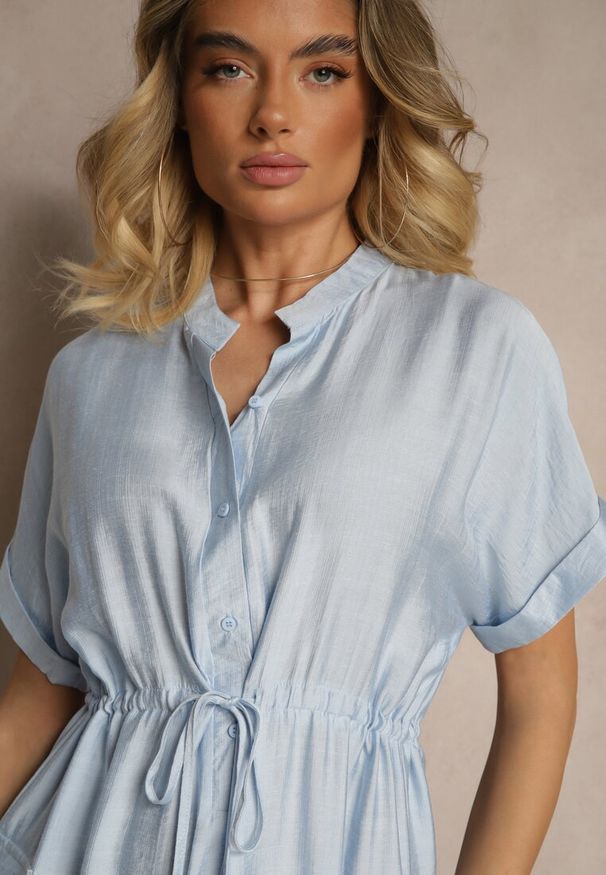 Renee - Niebieska Sukienka z Wiskozą o Koszulowym Kroju z Wiązaniem w Pasie Pollivia. Okazja: na spotkanie biznesowe, na co dzień. Kolor: niebieski. Materiał: wiskoza. Typ sukienki: koszulowe. Styl: biznesowy, klasyczny, casual