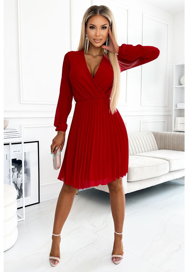 Numoco - Kopertowa Sukienka z Plisowanym Dołem - Czerwona. Kolor: czerwony. Materiał: poliester, elastan. Typ sukienki: kopertowe