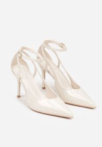 Renee - Jasnobeżowe Szpilki Lakierowane z Wycięciami Fyriana. Zapięcie: sprzączka. Kolor: beżowy. Materiał: lakier. Wzór: aplikacja. Sezon: jesień. Obcas: na szpilce. Styl: elegancki. Wysokość obcasa: średni #5