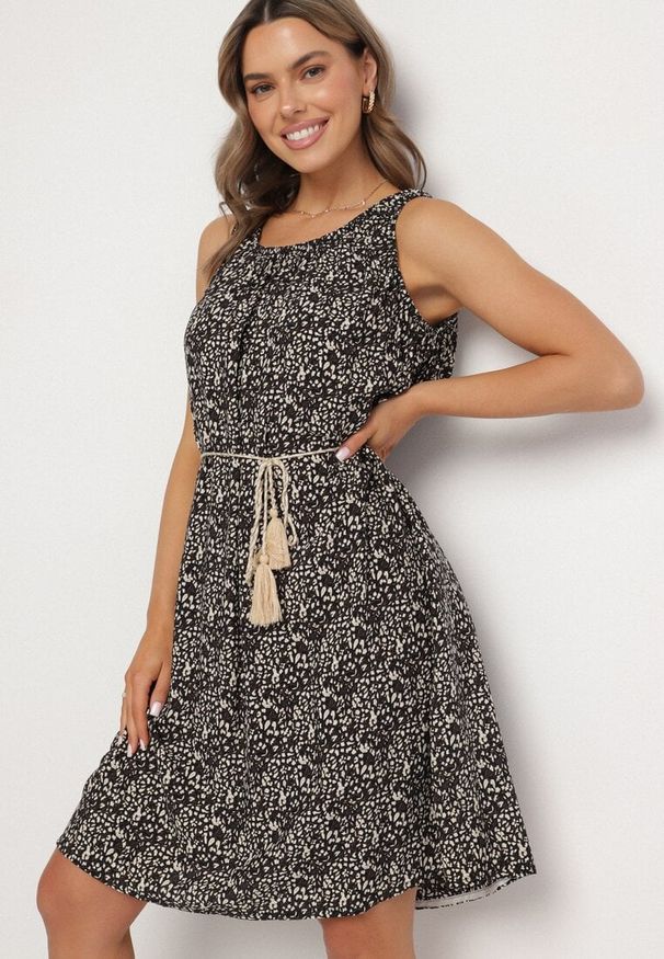 Born2be - Czarna Rozkloszowana Sukienka z Bawełny w Abstrakcyjny Wzór Annivione. Kolor: czarny. Materiał: bawełna. Długość rękawa: na ramiączkach. Styl: klasyczny, elegancki