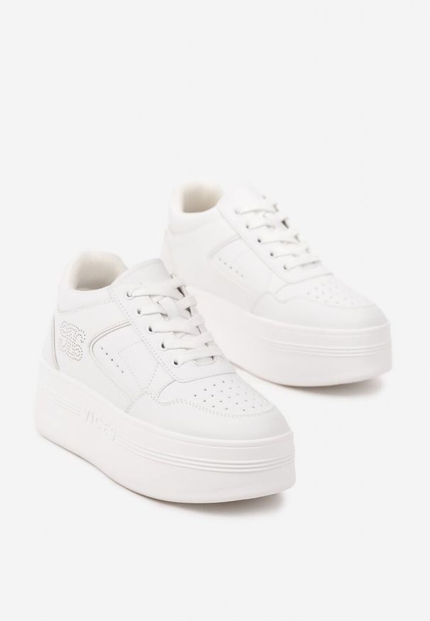 Renee - Białe Sneakersy Vices na Platformie Ozdobione Metalicznymi Aplikacjami Nelanil. Okazja: na spotkanie biznesowe, do pracy, na co dzień. Kolor: biały. Materiał: jeans. Wzór: aplikacja. Obcas: na platformie. Wysokość obcasa: średni