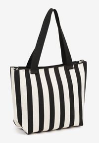 Born2be - Czarna Torebka w Paski Shopper na Suwak Salisea. Kolor: czarny. Wzór: paski. Styl: klasyczny, elegancki, casual