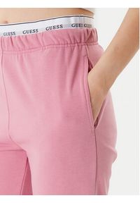 Guess Spodnie dresowe O5RB01 KCO31 Różowy Regular Fit. Kolor: różowy. Materiał: bawełna