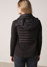 Born2be - Czarna Pikowana Kurtka Przejściowa z Kapturem i Elastycznymi Rękawami Nikitha. Okazja: na co dzień. Typ kołnierza: kaptur. Kolor: czarny. Materiał: jeans, nylon. Styl: casual, elegancki, sportowy, klasyczny #4