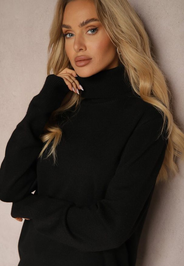 Renee - Czarny Casualowy Golf z Dodatkiem Bawełny i Wiskozy Lerinae. Okazja: na co dzień. Typ kołnierza: golf. Kolor: czarny. Materiał: bawełna, wiskoza. Długość rękawa: długi rękaw. Długość: długie. Styl: casual