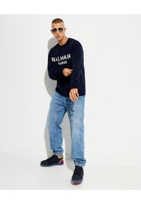 Balmain - BALMAIN - Granatowy sweter z logo. Kolor: niebieski. Materiał: wełna. Długość rękawa: długi rękaw. Długość: długie. Wzór: haft