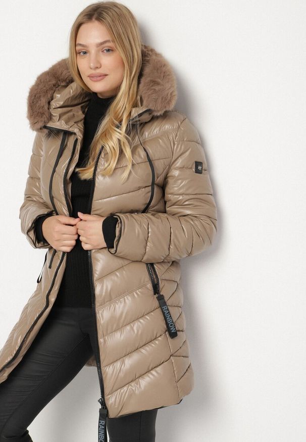 Born2be - Brązowa Pikowana Kurtka z Kapturem z Futerkiem Zorria. Typ kołnierza: kaptur. Kolekcja: plus size. Kolor: brązowy. Materiał: futro. Wzór: aplikacja