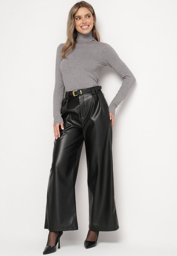 Born2be - Czarne Spodnie o Szerokim Kroju z Ekoskóry z Wysokim Stanem z Paskiem Ozdobione Klamrą Kalabria. Okazja: na co dzień. Stan: podwyższony. Kolor: czarny. Materiał: jedwab. Wzór: aplikacja. Styl: casual