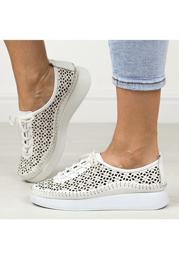 Białe skórzane półbuty damskie T.Sokolski 714. Okazja: na co dzień. Zapięcie: sznurówki. Kolor: biały. Materiał: skóra. Szerokość cholewki: normalna. Sezon: wiosna, lato. Styl: casual, klasyczny