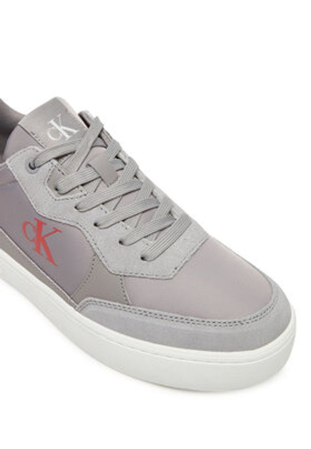 Calvin Klein Jeans Sneakersy Classic Cupsole Mg Nylon Mix YM0YM01304 Szary. Kolor: szary. Materiał: skóra