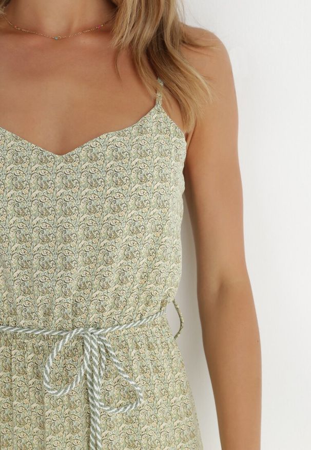 Born2be - Zielona Sukienka Darcy. Okazja: na co dzień. Typ kołnierza: kołnierz z falbankami. Kolor: zielony. Długość rękawa: na ramiączkach. Wzór: aplikacja. Sezon: lato. Styl: casual. Długość: maxi