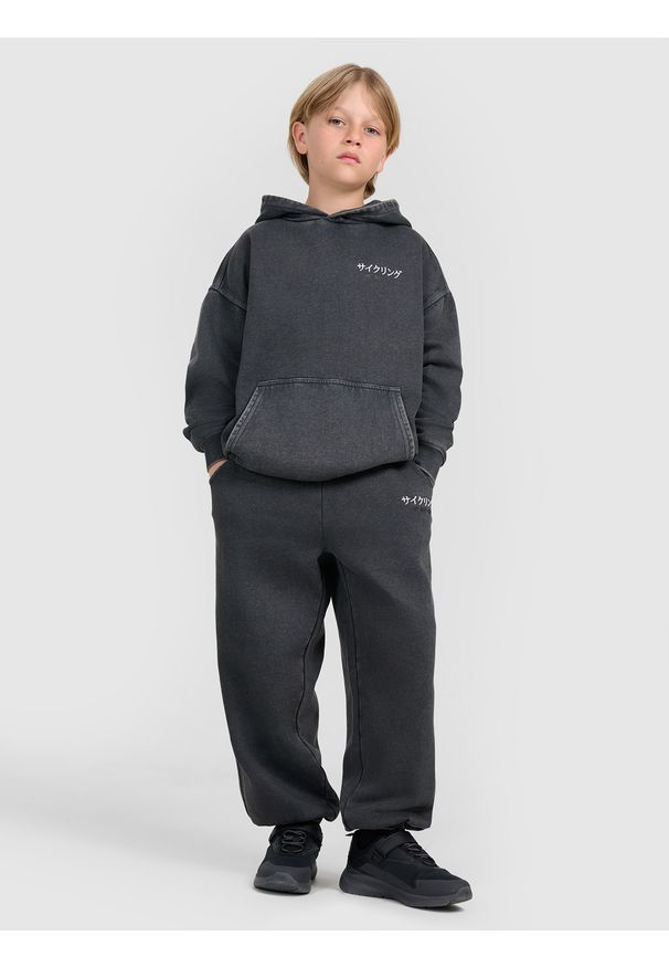 4f - 4F Bluza dresowa nierozpinana z kapturem chłopięca - szara 122 (6-7 lat). Okazja: na co dzień. Typ kołnierza: kaptur. Kolor: szary. Materiał: dresówka. Wzór: gładki, ze splotem. Sezon: lato. Styl: sportowy, klasyczny, casual, vintage