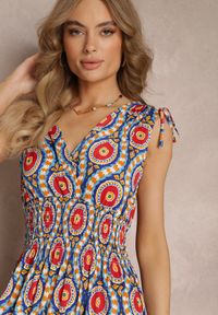 Renee - Niebiesko-Czerwona Rozkloszowana Sukienka z Wiskozy w Fantazyjny Print Karlene. Kolor: czerwony. Materiał: wiskoza. Wzór: nadruk. Styl: wakacyjny. Długość: maxi #5