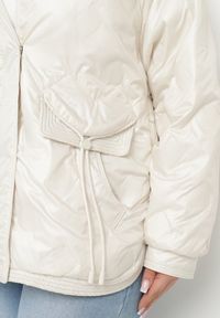 Born2be - Biała Kurtka Pikowana z Kapturem i Kieszeniami o Pudełkowym Kroju Eravinna. Okazja: na spacer. Typ kołnierza: kaptur. Kolekcja: plus size. Kolor: biały. Długość rękawa: długi rękaw. Długość: długie. Wzór: aplikacja #4