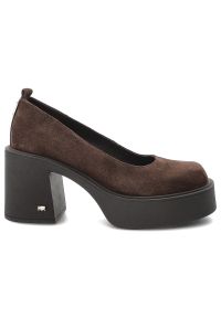 Półbuty damskie Karino, ze skóry naturalnej zamszowej z zabudowanym przodem i gładką cholewką fason wsuwany z zaokrąglonym noskiem, brązowe, 5996/015. Okazja: na spotkanie biznesowe. Kolor: brązowy. Materiał: zamsz, skóra. Szerokość cholewki: normalna. Wzór: gładki. Obcas: na platformie. Styl: biznesowy, retro #4