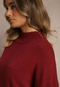 Renee - Bordowy Gładki Golf Zdobiony Guzikami przy Dekolcie Rallessa. Okazja: na randkę, na co dzień, na spotkanie biznesowe. Typ kołnierza: golf. Kolor: czerwony. Materiał: jeans. Długość rękawa: długi rękaw. Długość: długie. Wzór: gładki, aplikacja. Styl: klasyczny, casual, elegancki, biznesowy #5