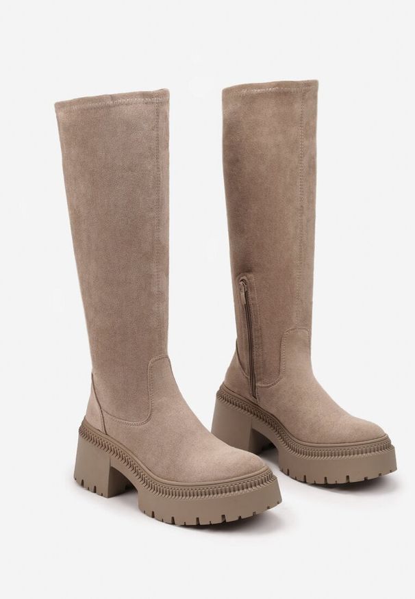 Born2be - Ciemnobeżowe Dopasowane Kozaki na Grubej Podeszwie ze Skarpetkową Cholewką Hanilinn. Okazja: na co dzień. Kolor: beżowy. Materiał: jeans. Szerokość cholewki: normalna. Styl: casual