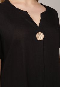 Born2be - Czarna Pudełkowa Sukienka z Lnem i Wiskozą Zdobiona Metalicznym Guzikiem Phisoth. Okazja: do pracy, na co dzień, na spotkanie biznesowe. Kolekcja: plus size. Kolor: czarny. Materiał: wiskoza, len. Wzór: aplikacja. Sezon: lato. Typ sukienki: proste, dla puszystych. Styl: elegancki, biznesowy, casual #3