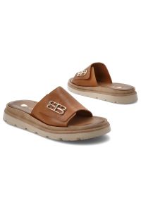 Brązowe Klapki Armodo Stylowe Obuwie Damskie Ze Skóry Naturalnej. Okazja: na co dzień. Kolor: brązowy. Materiał: skóra. Sezon: lato. Styl: elegancki
