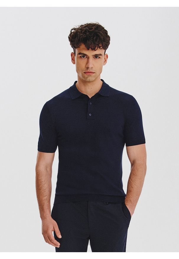 Pako Lorente - PAKO LORENTE - Granatowy swetrowy t-shirt polo. Okazja: na co dzień. Typ kołnierza: polo. Kolor: niebieski, czarny, beżowy. Materiał: bawełna, jedwab. Długość rękawa: krótki rękaw. Długość: krótkie. Styl: casual, elegancki