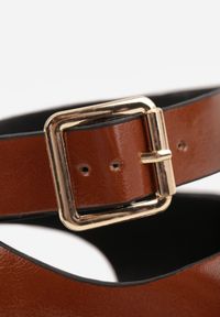 Born2be - Brązowe Sandały Typu Japonki z Metaliczną Ozdobą Meledra. Okazja: na co dzień. Zapięcie: sprzączka. Kolor: brązowy. Materiał: jeans. Wzór: aplikacja. Sezon: lato. Styl: casual, elegancki, klasyczny #9