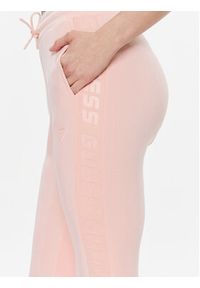 Guess Spodnie dresowe V2YB18 K7UW2 Różowy Regular Fit. Kolor: różowy. Materiał: wiskoza #2