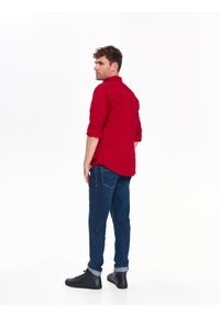 TOP SECRET - Koszula męska z nadrukiem o kroju slim. Okazja: na co dzień. Kolor: czerwony. Materiał: jeans, bawełna. Długość rękawa: krótki rękaw. Długość: długie. Wzór: nadruk. Sezon: zima, jesień. Styl: casual #4