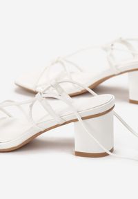 Renee - Białe Sandały Rhodike. Nosek buta: otwarty. Kolor: biały. Wzór: jednolity, aplikacja, gładki. Sezon: lato. Obcas: na słupku #5