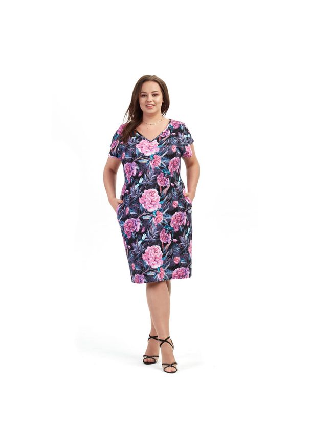 Moda Size Plus Iwanek - Kimonowa granatowa sukienka Grey w piwonie XXL OVERSIZE LATO. Okazja: na co dzień, do pracy. Typ kołnierza: dekolt w kształcie V. Kolekcja: plus size. Kolor: niebieski. Wzór: nadruk. Typ sukienki: oversize. Materiał: bawełna, dzianina, tkanina, dresówka, elastan. Sezon: lato. Styl: casual, elegancki